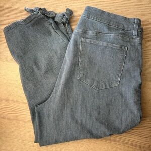 Chicos Perfect Stretch Girlfriend Capri Pants / Size: 2.5 (Lg/14) / Pinstriped